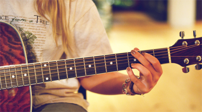 Imparare a suonare la chitarra: esercitare la mano sinistra