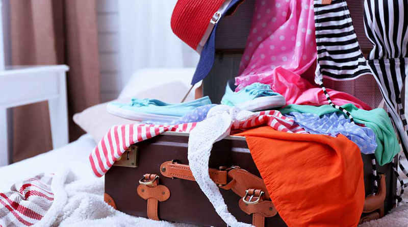 I nostri consigli su come preparare la valigia occupando poco spazio: metti i vestiti sul letto!