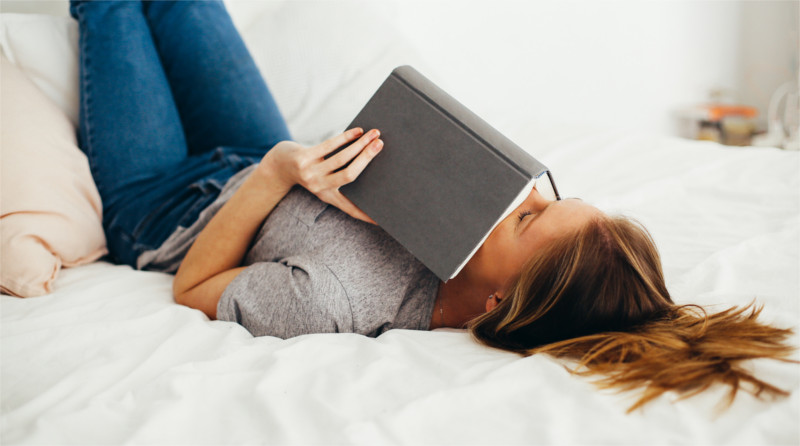 Leggere fa bene a mente e corpo: migliora la qualità del sonno